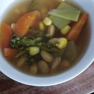 ブロッコリーと白菜と玉ねぎのコンソメスープ